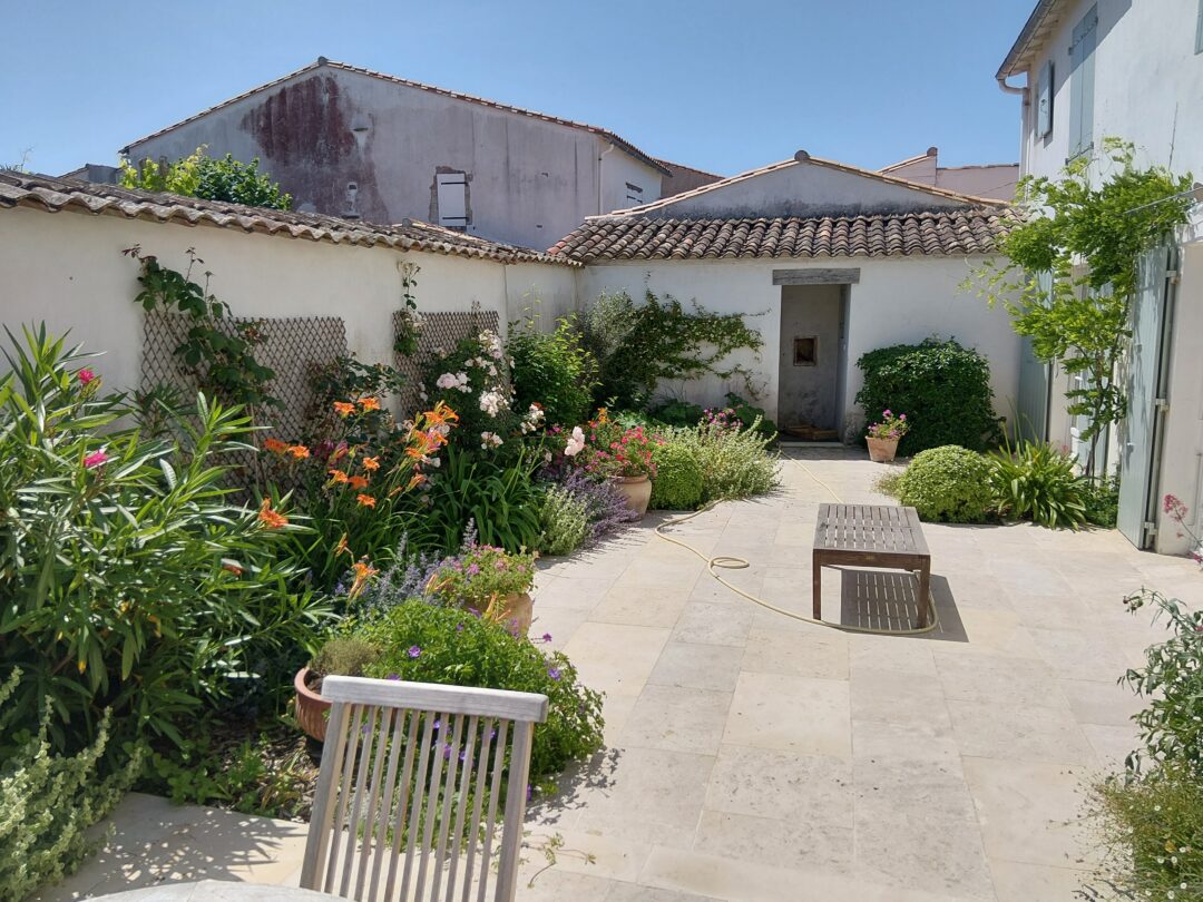 Un jardin durable, résistant aux chaleurs estivales et nécessitant un entretien maîtrisé, sans jamais sacrifier l'esthétique.