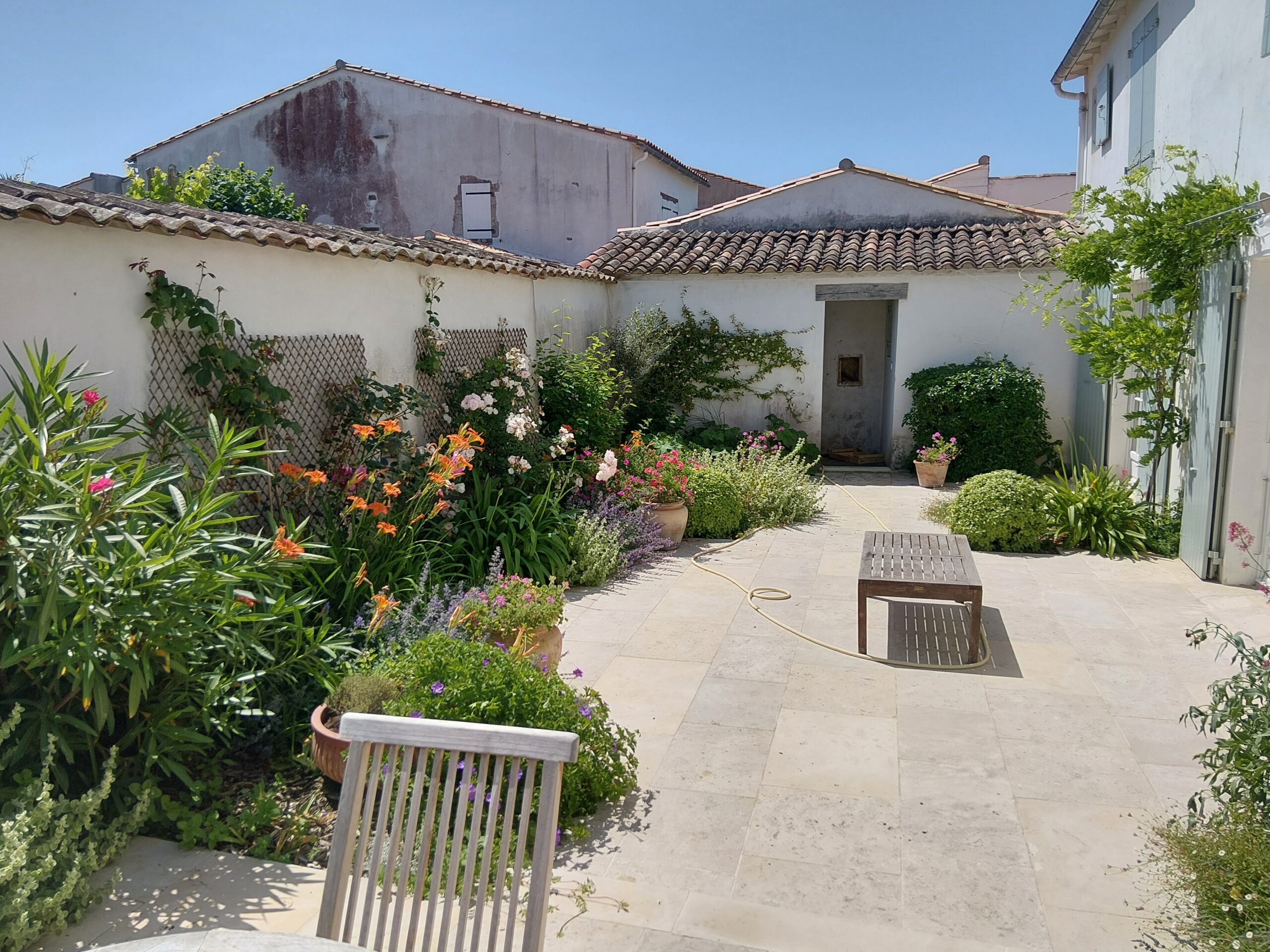Un jardin durable, résistant aux chaleurs estivales et nécessitant un entretien maîtrisé, sans jamais sacrifier l'esthétique.
