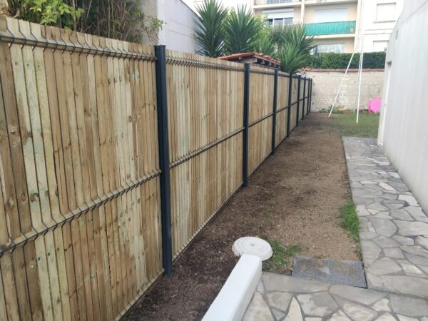 cloture avec lames de bois